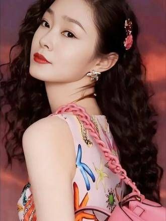 谈论着娱乐圈的几位女星,金晨的美貌和迷人的嘴唇让人难以忘怀