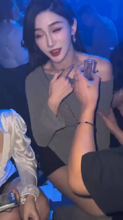 怪不得男人都喜欢去夜店!