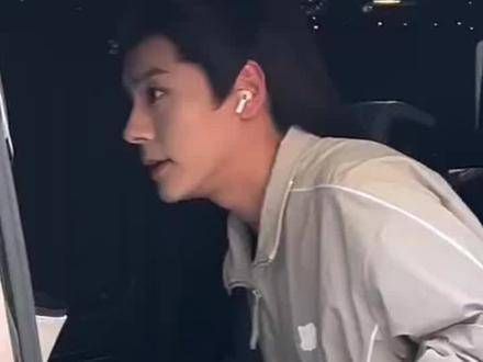 晏柯也开始上班了