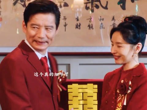细节就是妈妈下跪敬茶前，他给妈妈垫了靠枕 儿子很爱母亲在这一刻具像化了