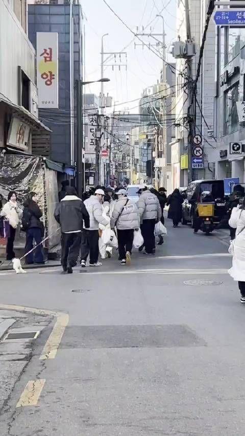 朴灿烈遛狗偶遇Running Man节目拍摄,疯狂想逃离现场的狗狗
