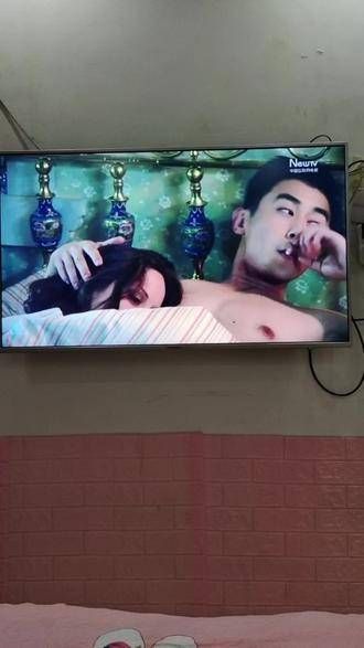 看看全网都在追的剧,朱亚文抽烟的片段