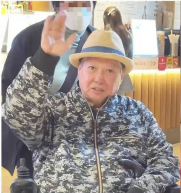 搜狐娱乐讯 近日，73岁的洪金宝乘坐电动轮椅现身电影院。据悉，他在2017年接受膝盖手术后，出行需要轮椅代步，但状态良好。