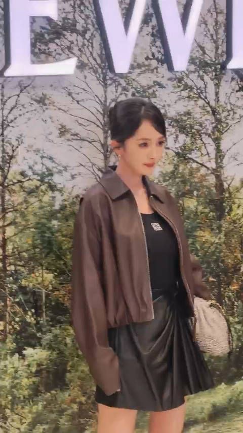 上海线下活动的杨幂来了!美拉德皮衣造型好酷好飒的幂姐!