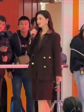 蒋欣出现在杭州拍戏现场,42岁的她状态如何?你喜欢她吗?