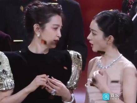 你们俩聊得停不下来!