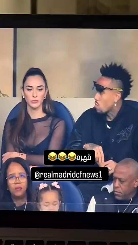 米利唐和女友在看台看球,这家庭地位一目了然