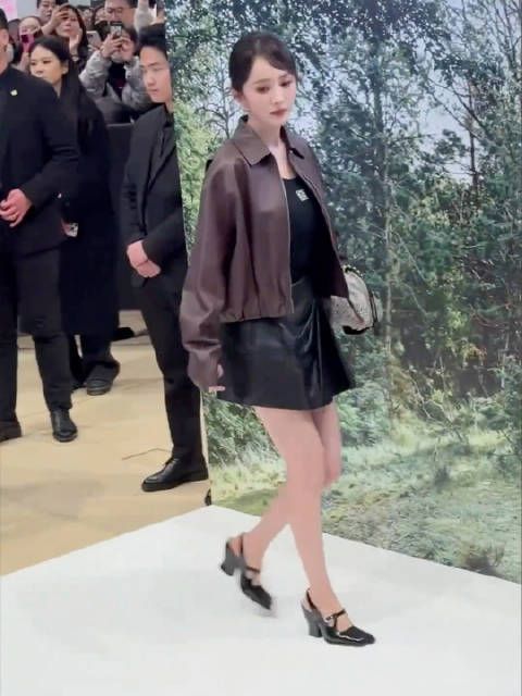 杨幂 今日品牌活动直拍、姐的状态真的好啊,身高体态完美…