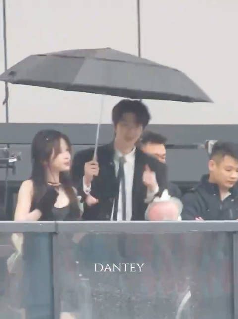 虞书欣,林一《你好星期六》上班路上跳双人舞…