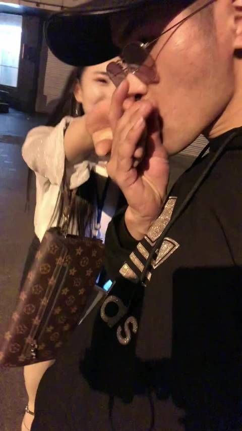 她上厕所没洗手吧?
