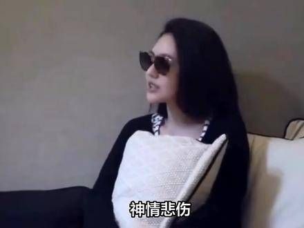 小S在姐姐离世后首次公开露面,一身黑衣显得格外沉重,头发也白了不少…