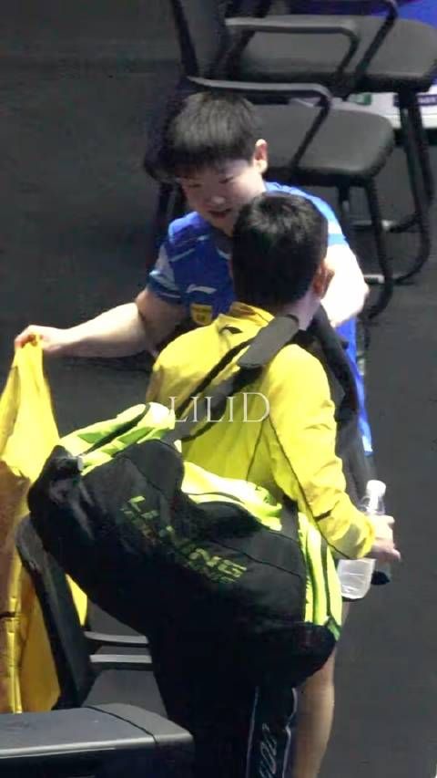 孙颖莎下班大方回应大家的爱,怎么会有这么明媚的人儿啊!