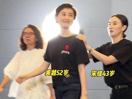 电影《祝你幸福》在上海路演,同框出现,两位演员的状态都非常好,真是实力派