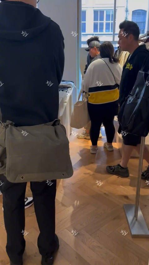 网友在悉尼逛街偶遇周杰伦逛衣服店,人怎会幸运成这样