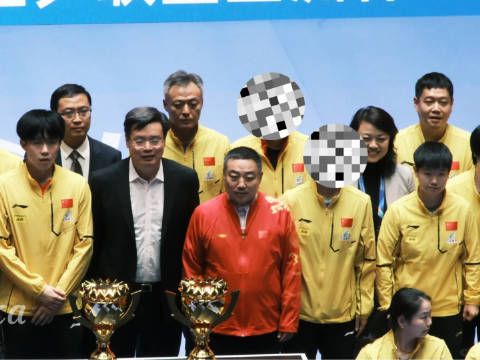 她是给自己选好了位置,领导排完后直奔莎莎,眼神中满是喜爱
