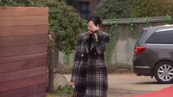 今天这个造型莫名好帅,不过巴姐看起来真的好尴尬哈哈哈哈哈哈…