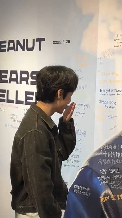 在看粉丝留言的Peanut,捕捉到了中粉给的留言,十周年快乐 cr.nutshell