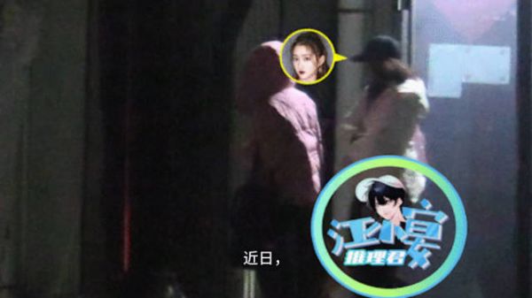 近日，狗仔拍到了关晓彤出现在剧组现场的照片，据知情人士透露…