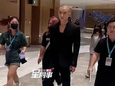 陈晓离婚后首次公开露面,明显瘦了,陈妍希 陈晓