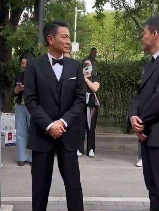 亮相香港启德体育园开幕典礼,作为特邀嘉宾的刘天王主持了仪式…
