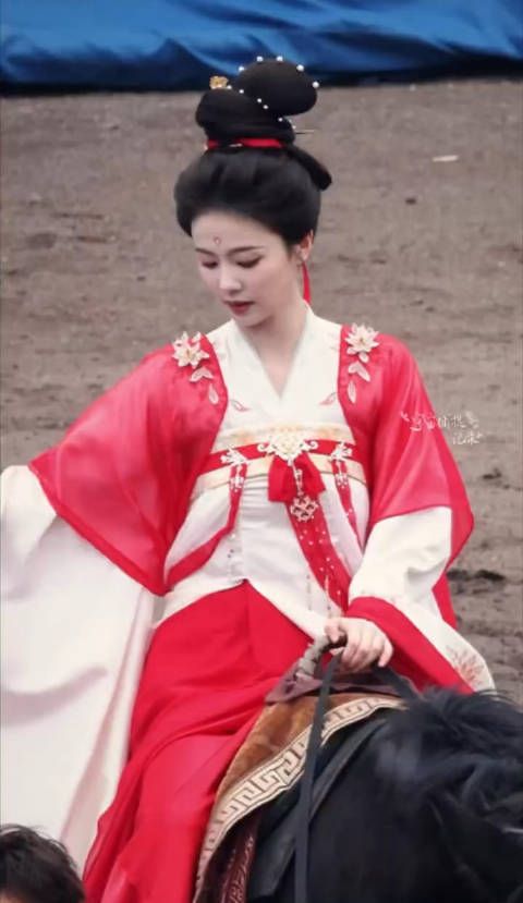 白鹿《唐宫奇案》骑马路透,红衣明媚张扬,又美又飒 cr水印
