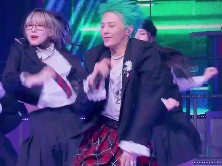 权志龙一跳舞就让你目不转睛,现场的魅力无人能敌!