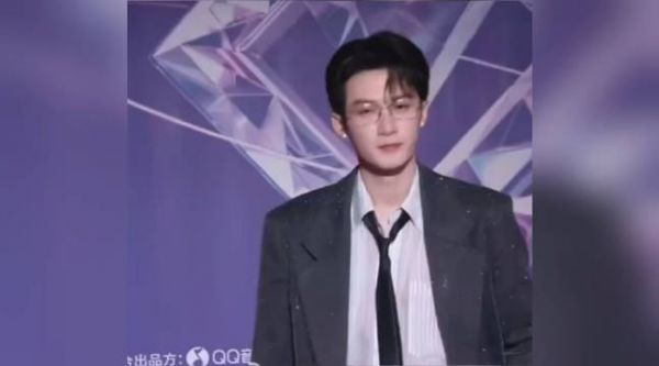 檀健次毫不犹豫选择黄色签字笔,进行的镜头签,这个签名你可喜欢?