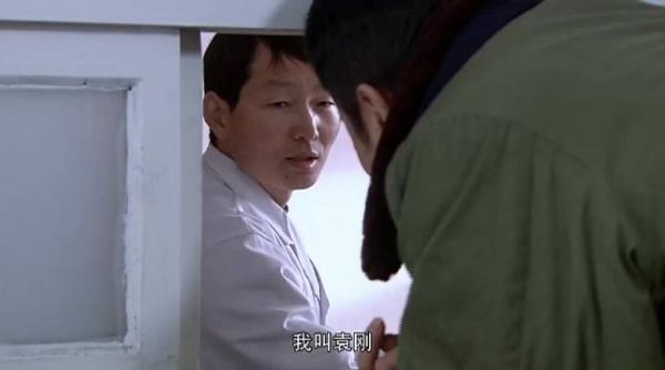 男人的献血补贴被陌生人领走,男人上去就是一拳,干得漂亮!