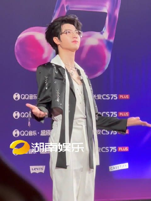 这次红毯造型好帅呀!不仅走红毯还是活动主持人!