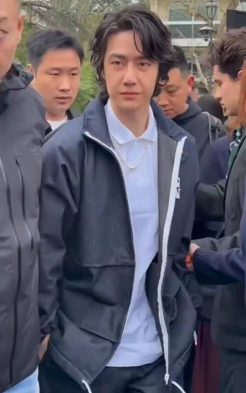 黄圣依和网红合影,头都比网红小一圈