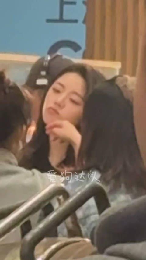 赵今麦《骄阳似我》小狗补妆路透 啊啊啊啊嘟嘴好像一只可爱的小鸡毛啊!