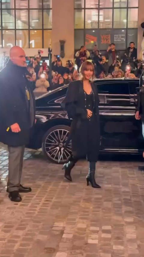 LISA路易威登大秀,她看起来真的好高贵