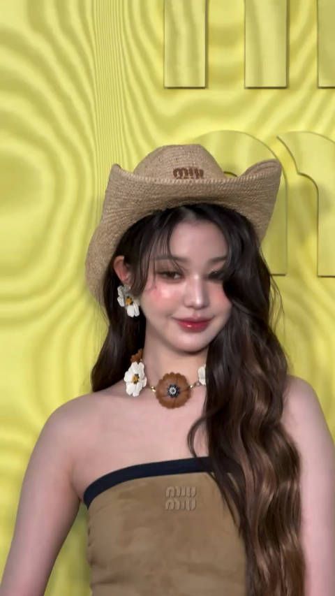 张元英闯入Miu Miu 2025秋冬大秀,展现甜美西部牛仔女郎风