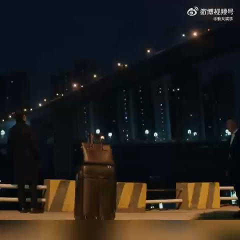 当现实一步步击垮最初的坚持,站在讲台上教书育人的教授也会低头