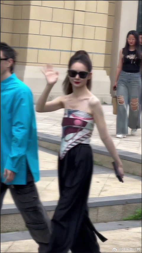 高马尾老婆上班了,戚薇好瘦好美啊!
