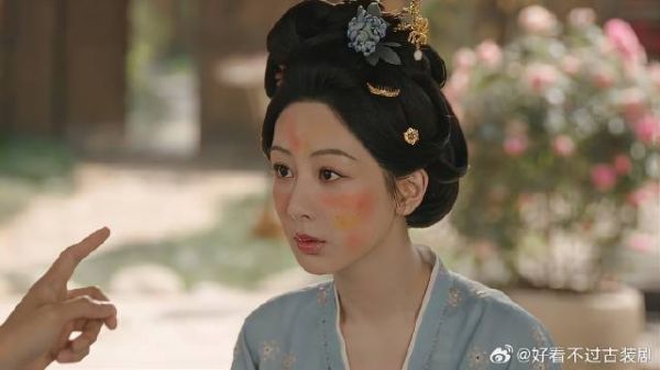 牡丹把自己涂成大花脸,还让蒋长扬评价,对方回答亮了