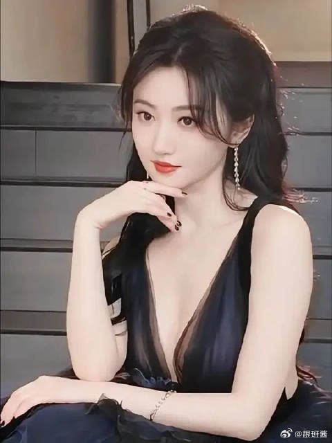 景甜一袭深V露背长裙性感妩媚,不愧是人间富贵花!