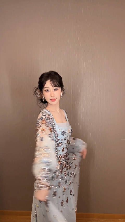“春天的海棠花未眠,我对你的爱意随着这芳香飘来”@杨紫