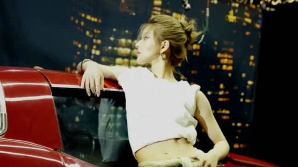 总在话题的中心,也许是因为相比一个遥不可及的女明星…