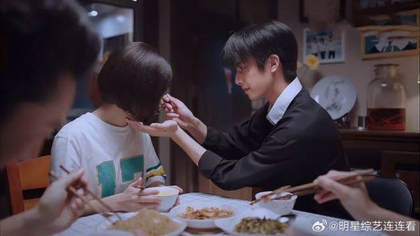 子秋欺负班长,尖尖不吃他夹的菜,当面跟凌霄秀恩爱