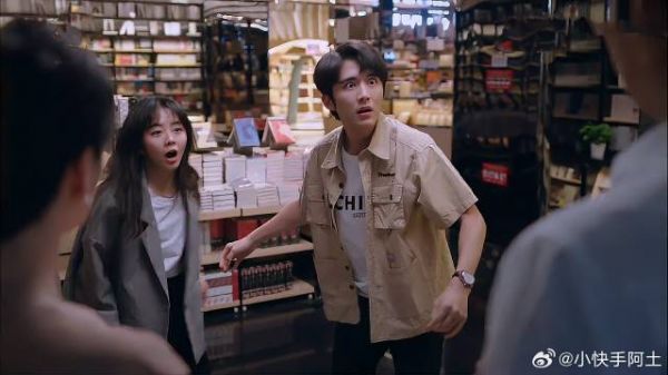 子秋妈约会李爸，尖尖子秋偷偷跟踪，一回头被逮正着