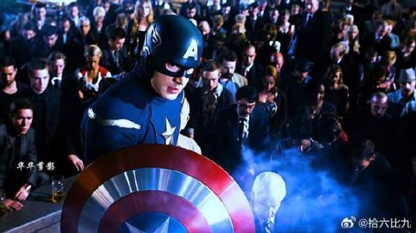 当他在摩托上甩出盾牌的那一刻,感觉美队帅爆了