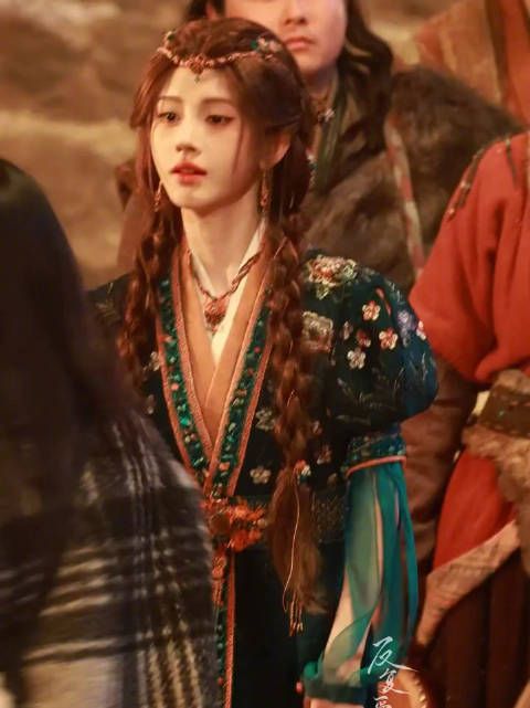 果然在妆造上,小四还是太权威了,月鳞绮纪每个造型都好出圈好有记忆点!