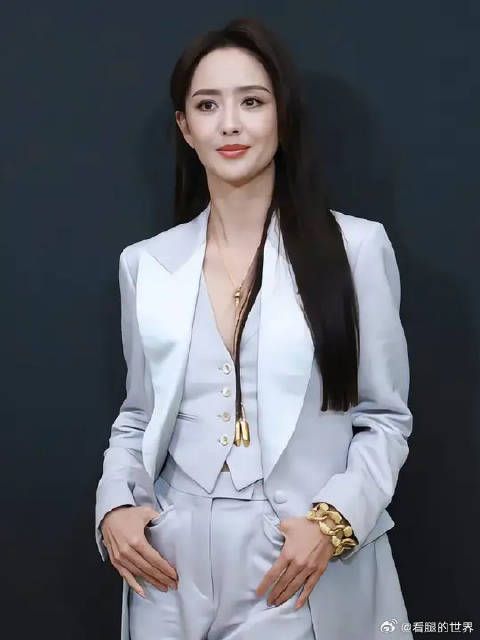 佟丽娅一身银色西装,又美又飒,好有个性!