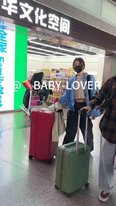 哇,另一种风格的陈梦出现了,太美了太酷了,娱乐明星的派头