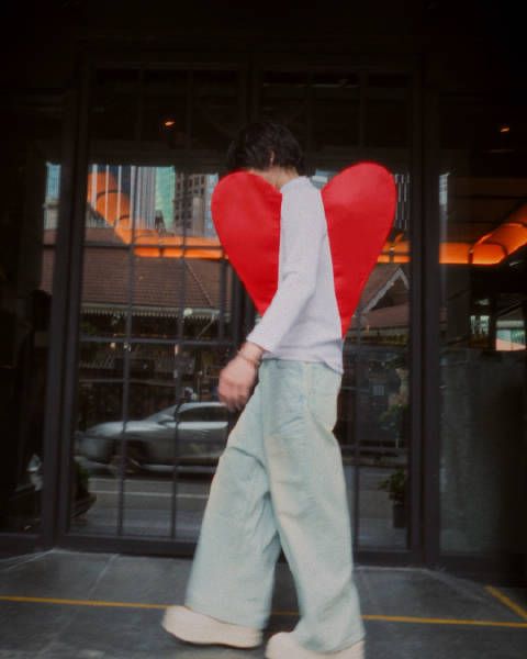 向佐这是要转型做时尚界的魔术师吗,每次出场都让人眼前一亮,不,是两眼发光