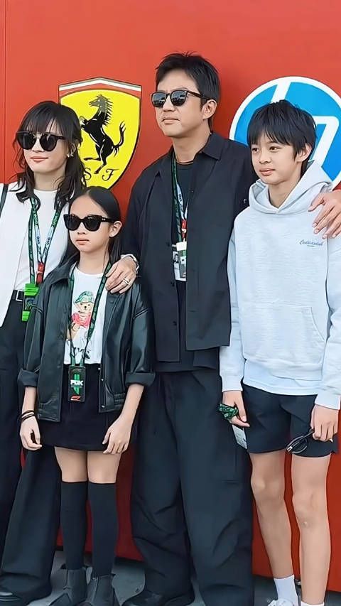 孙俪与邓超带儿子女儿现身f1赛场,高颜值的一家人