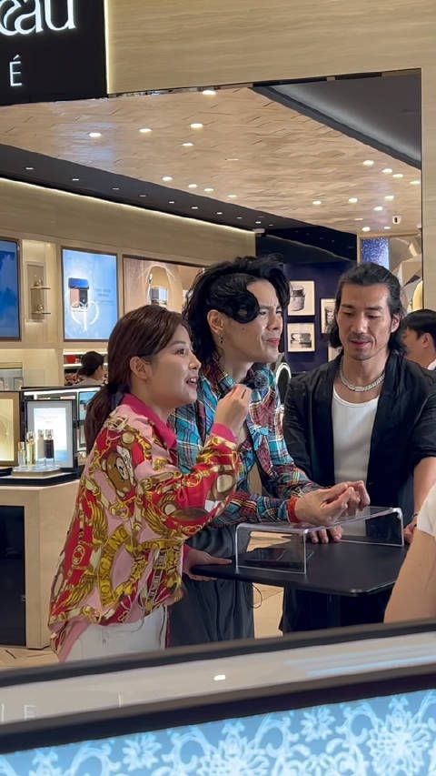 向佐在走什么路线,旁边男助理的眼神像是在说:老子不是为了赚点钱…