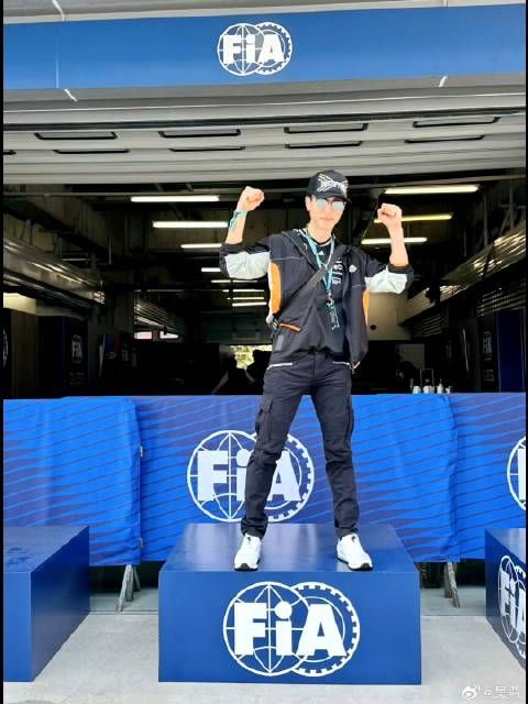 吴尊晒和老婆一起看F1赛事的一天～满满溢出的幸福感！这个F1真的好多人关注呀