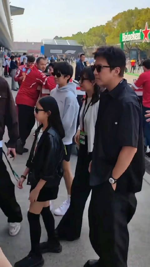 一家四口现身上海f1 画面温馨,诠释幸福!